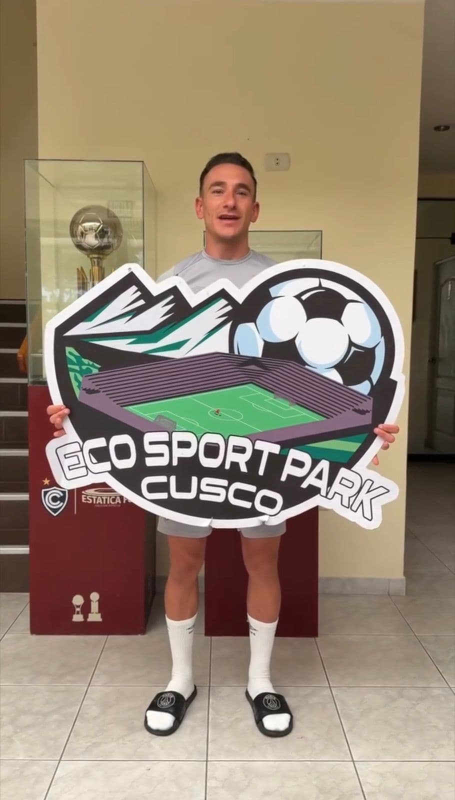 Jugador de Cienciano respaldando Eco Sport Park Cusco