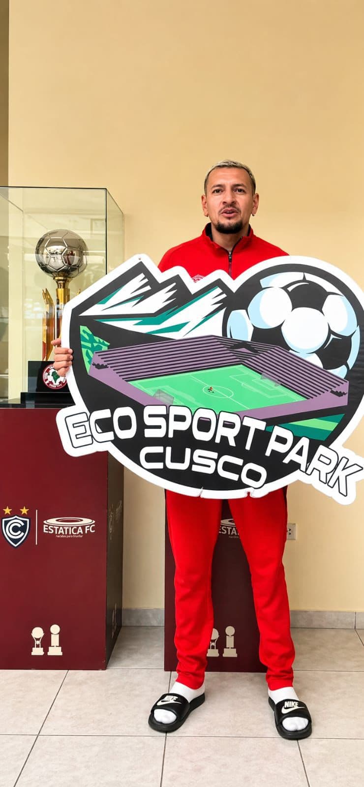 Jugador de Cienciano respaldando Eco Sport Park Cusco