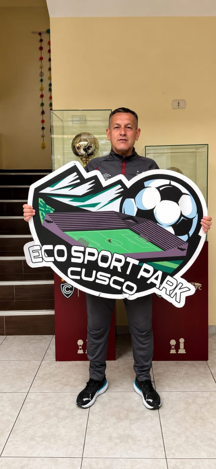 Jugador de Cienciano respaldando Eco Sport Park Cusco